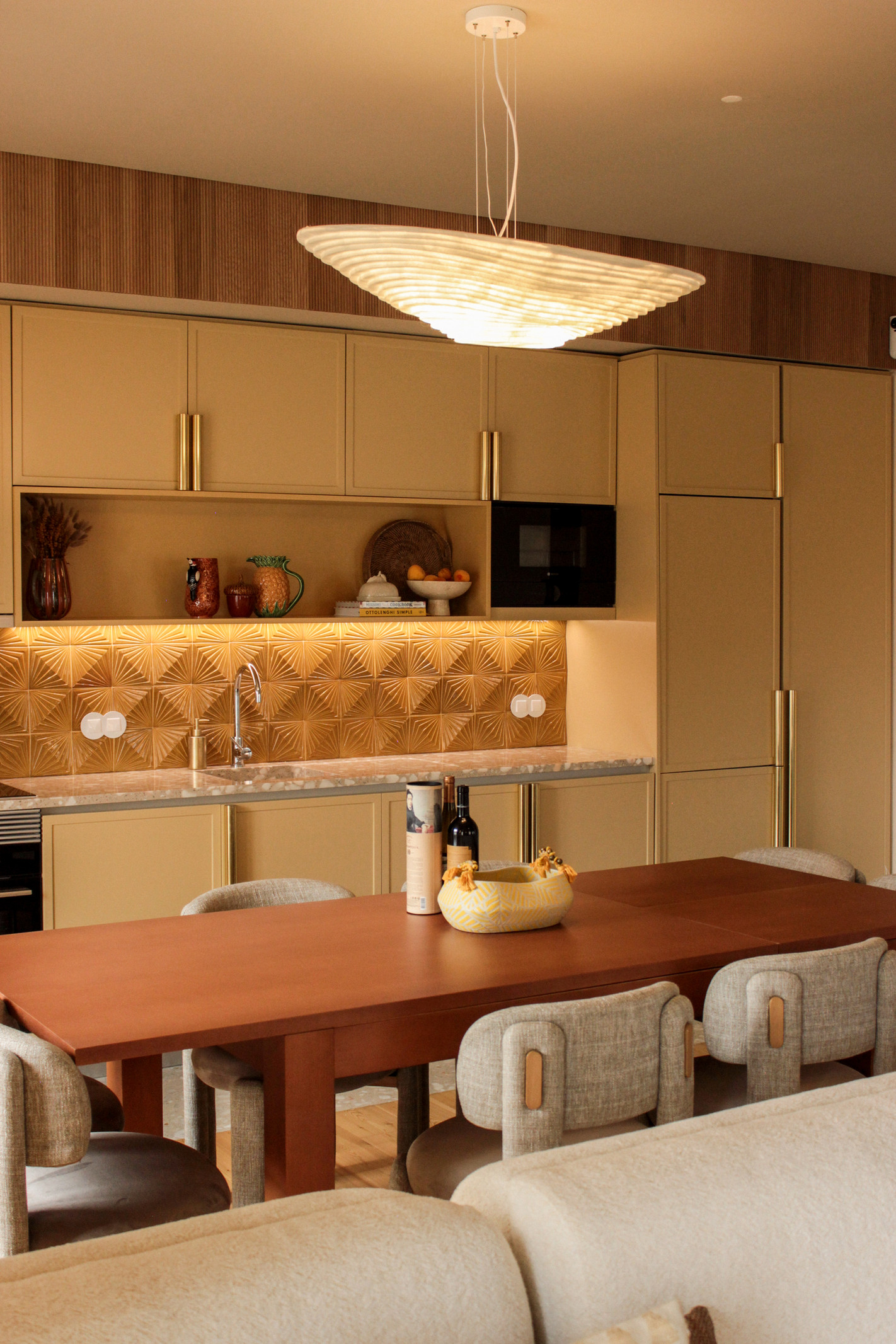 Cozinha em madeira com ilha e mesa de jantar, projeto Graça