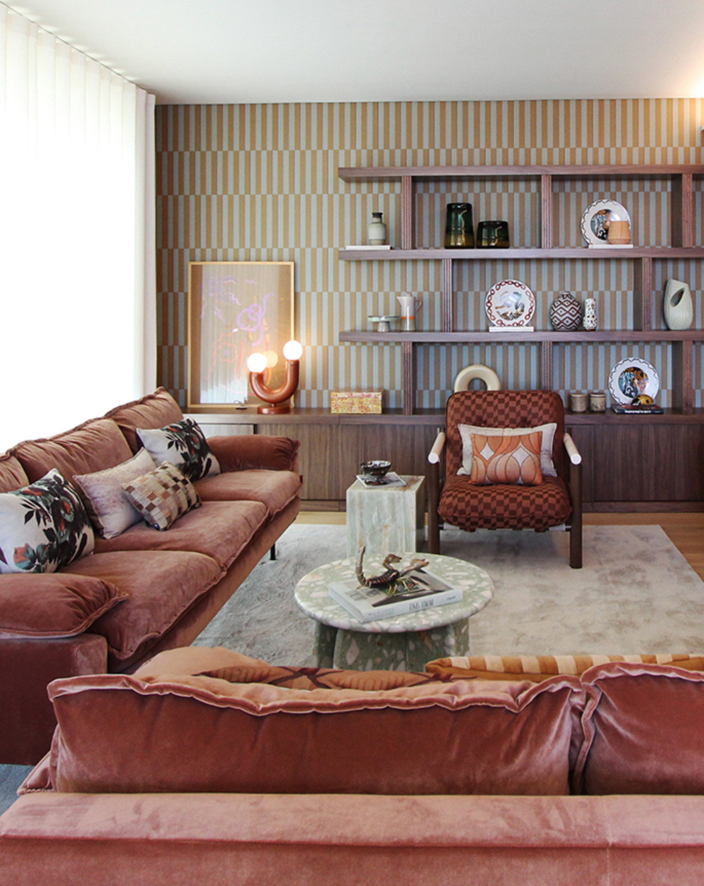 Sala de estar com sofá modular e estante à medida no projeto Graça